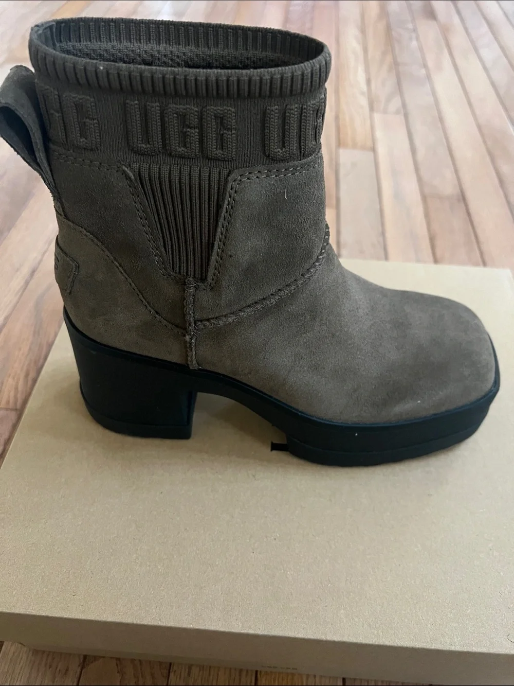 Ugg Women's Moxy Block Heel Chelsea Boots